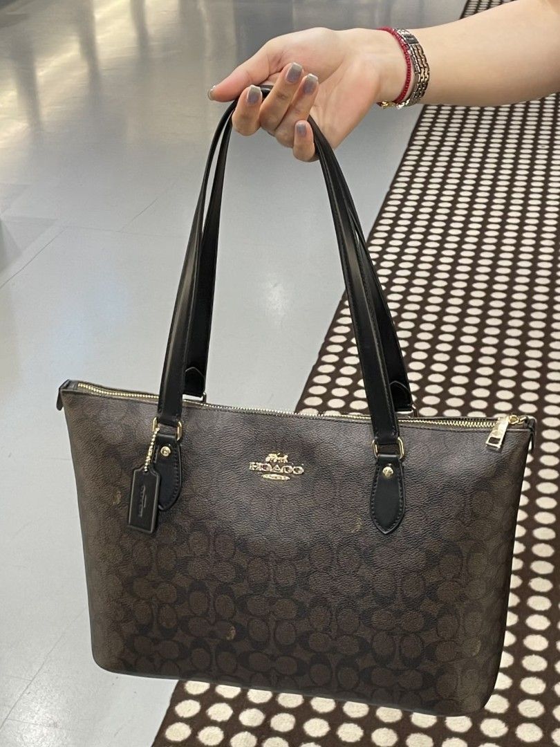 Coach Gallery Tote Bag (Category: Luxury Bags & Wallets) located in Pasig City. Submitted by maryjanegr (Listing ID 1465296893, Image 2). Description: .
