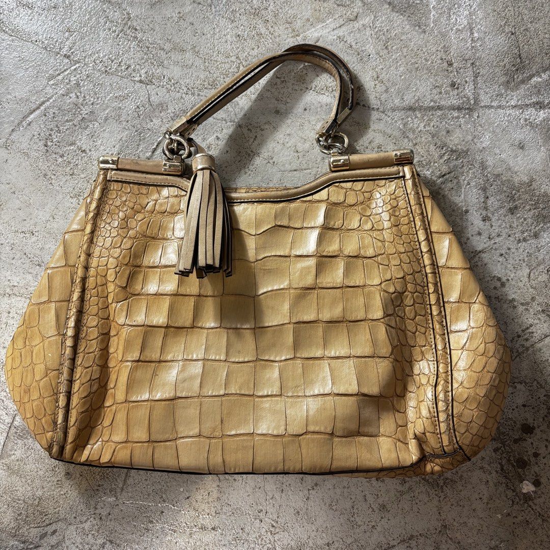 Coach Leather Crocodile skin hand bag (Category: Luxury Bags & Wallets) located in Caloocan City. Submitted by thrift.crcl (Listing ID 1465332657, Image 3). Description: Coach Leather Crocodile skin hand bag Good condition Size large Fix price.