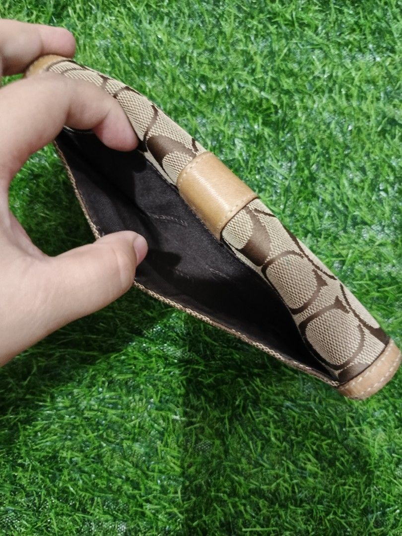 Coach long bifold (Category: Luxury Bags & Wallets) located in Manticao. Submitted by jiachloeyana (Listing ID 1465339690, Image 3). Description: in good condition bifold long.