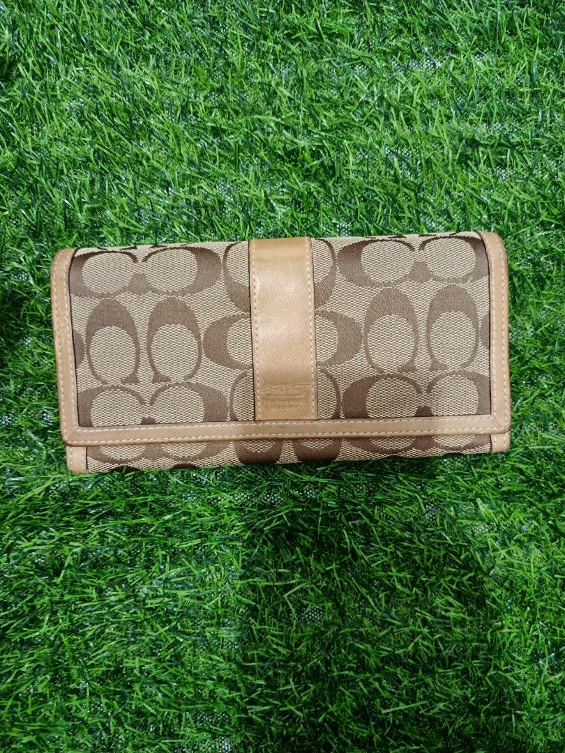 Coach long bifold (Category: Luxury Bags & Wallets) located in Manticao. Submitted by jiachloeyana (Listing ID 1465339690, Image 1). Description: in good condition bifold long.