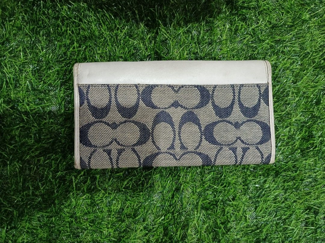 coach long trifold (Category: Luxury Bags & Wallets) located in Manticao. Submitted by jiachloeyana (Listing ID 1465340097, Image 2). Description: in good condition trifold wallet.