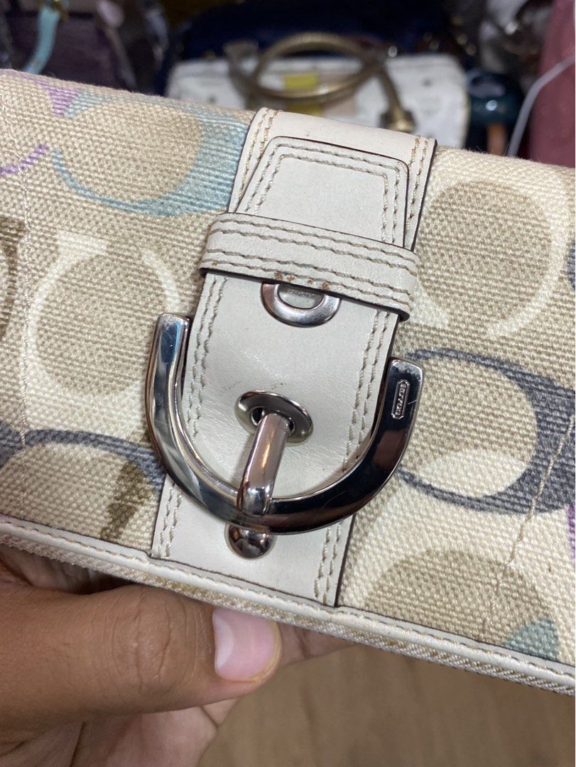 Coach Long Wallet (Category: Purses & Pouches) located in Davao. Submitted by workmensph (Listing ID 1465287432, Image 2). Description: Excellent Condition Need Wash only.