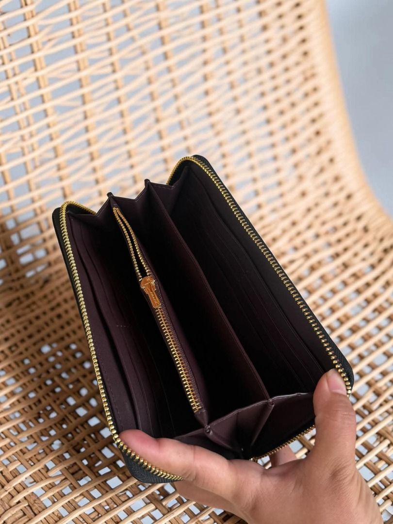 Coach Long Wallet Black (Category: Wallets & Card holders) located in Rizal. Submitted by hiraya16 (Listing ID 1465321813, Image 2). Description: Onhand ready to ship + SF Lbc.
