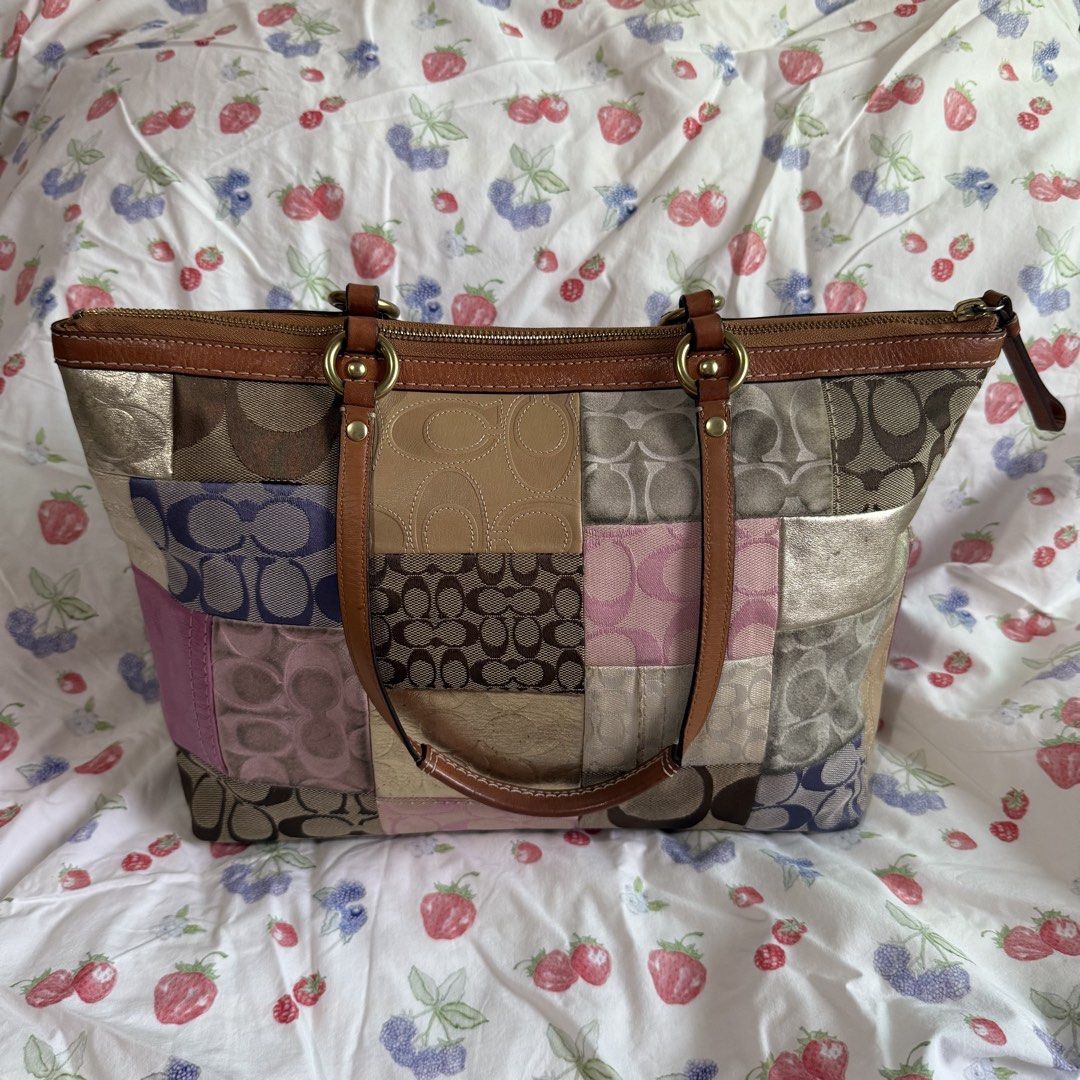 Coach patchwork shoulder tote bag (Category: Shoulder Bags) located in Dagupan City. Submitted by kristachic (Listing ID 1465257143, Image 2). Description: *signs of use *check all photos before mine hard to let go 💔.