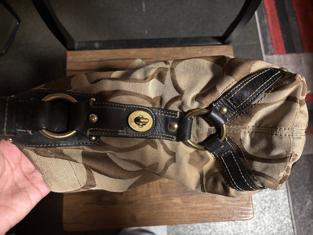 Coach Carly large (Category: Luxury Bags & Wallets) located in Aroroy. Submitted by chqeli (Listing ID 1465276540, Image 3). Description: - authentic coach bag - carly large honest issue: may rubs sa lips + konti sa body (not that noticeable unless you really check up close.