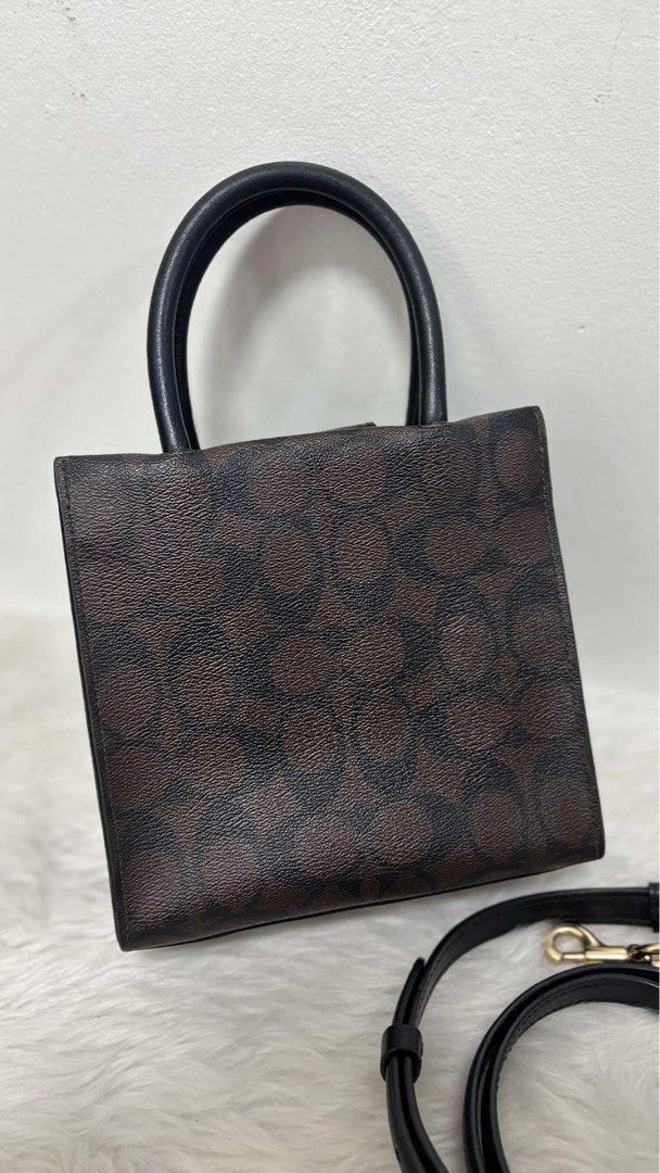 Coach Sling/Crossboddy bag (Category: Cross-body Bags) located in Rizal. Submitted by conielau (Listing ID 1465322954, Image 2). Description: 💯 original No issue Preloved.