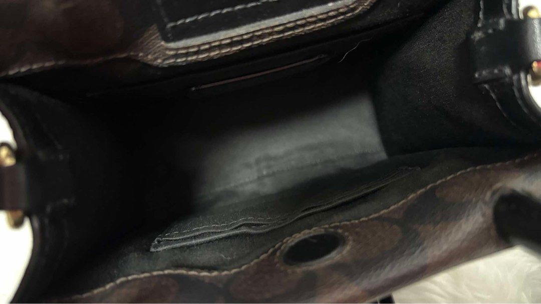 Coach Sling/Crossboddy bag (Category: Cross-body Bags) located in Rizal. Submitted by conielau (Listing ID 1465322954, Image 3). Description: 💯 original No issue Preloved.