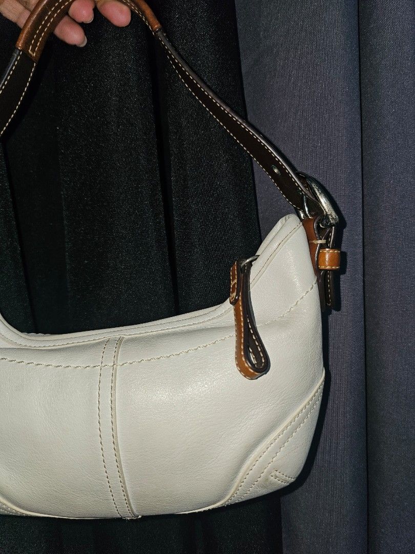 Coach Soho White Leather Shoulder Bag (Category: Shoulder Bags) located in Marikina City. Submitted by lalala60325 (Listing ID 1465336191, Image 3). Description: Preloved Japan source With coach dust bag Can send vid for bag condition In excellent vintage condition and a clean interior lining. No return No refund. .