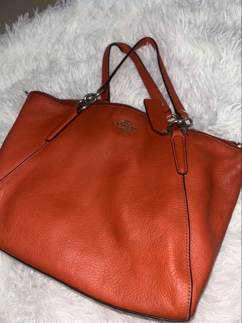 COACH VINTAGE SHOULDER BAG (Category: Shoulder Bags) located in Manila. Submitted by decluttering_kira (Listing ID 1465329301, Image 2). Description: .