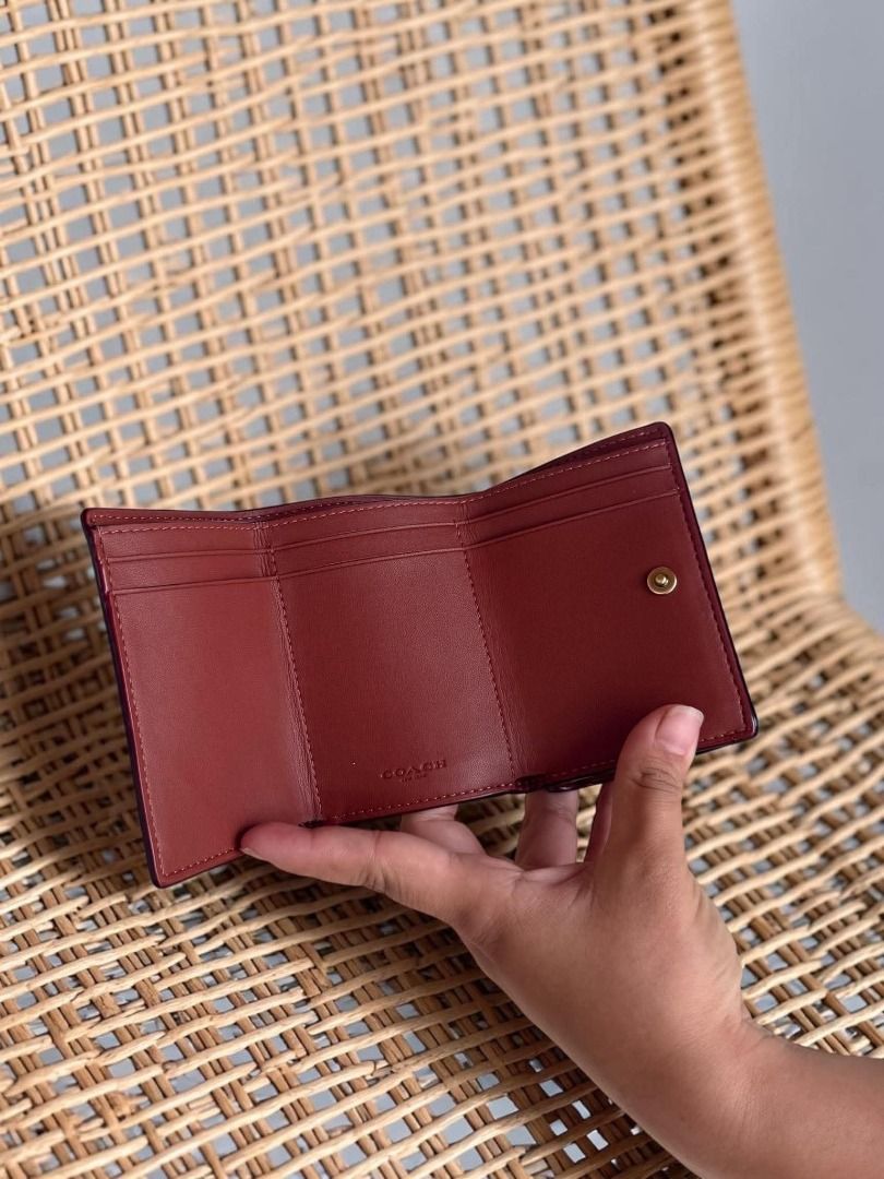 Coach Wallet. (Category: Wallets & Card holders) located in Rizal. Submitted by hiraya16 (Listing ID 1465321434, Image 3). Description: Onhand ready to ship + SF Lbc.