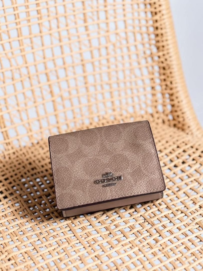 Coach Wallet (Category: Wallets & Card holders) located in Rizal. Submitted by hiraya16 (Listing ID 1465321604, Image 1). Description: Onhand ready to ship + SF Lbc.