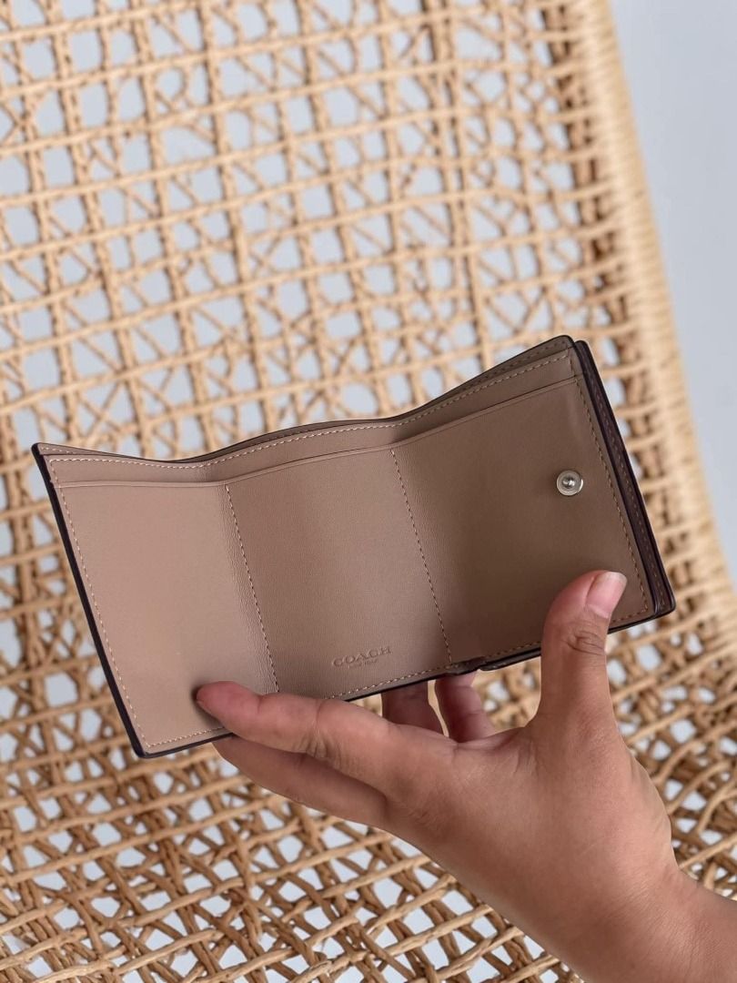 Coach Wallet (Category: Wallets & Card holders) located in Rizal. Submitted by hiraya16 (Listing ID 1465321604, Image 2). Description: Onhand ready to ship + SF Lbc.