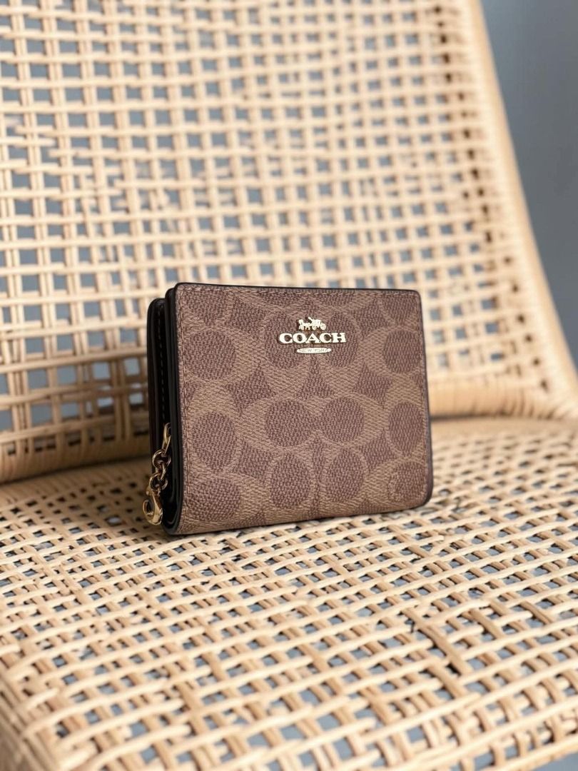 Coach Wallet 2colors (Category: Wallets & Card holders) located in Rizal. Submitted by hiraya16 (Listing ID 1465322343, Image 2). Description: Onhand ready to ship + SF Lbc.