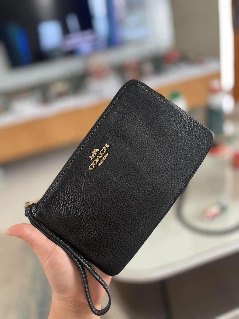 Coach Wristlet (Category: Wallets & Card holders) located in Rizal. Submitted by hiraya16 (Listing ID 1465314976, Image 2). Description: Onhand ready to ship + SF Lbc.