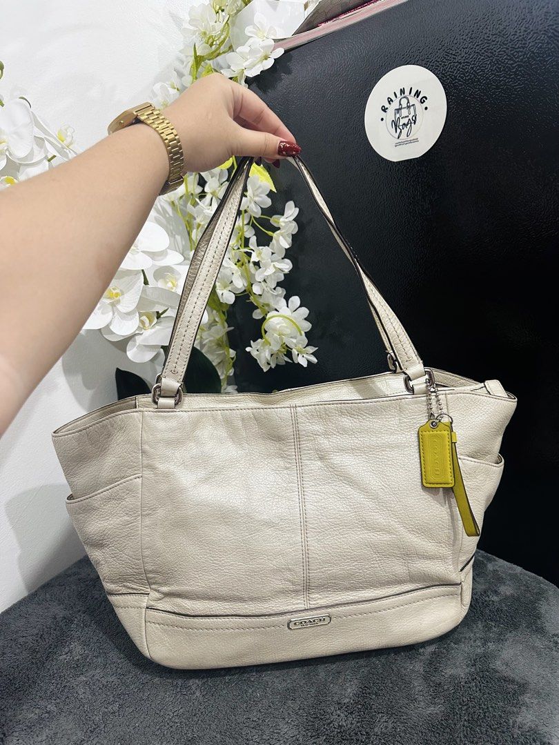 coachh park carrie tote bag (Category: Looking For) located in Rizal. Submitted by raining_bags (Listing ID 1465197191, Image 1). Description: coach tote bag authentic 💯 excellent condition.