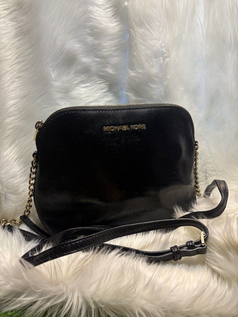 Coded bag super pretty inside and out (Category: Cross-body Bags) located in Davao. Submitted by emmanuelchuamellorin23 (Listing ID 1465193160, Image 2). Description: Mk coded sling bag semi med to med size super ganda inside and out. Makapal mabigat. Ready to use.