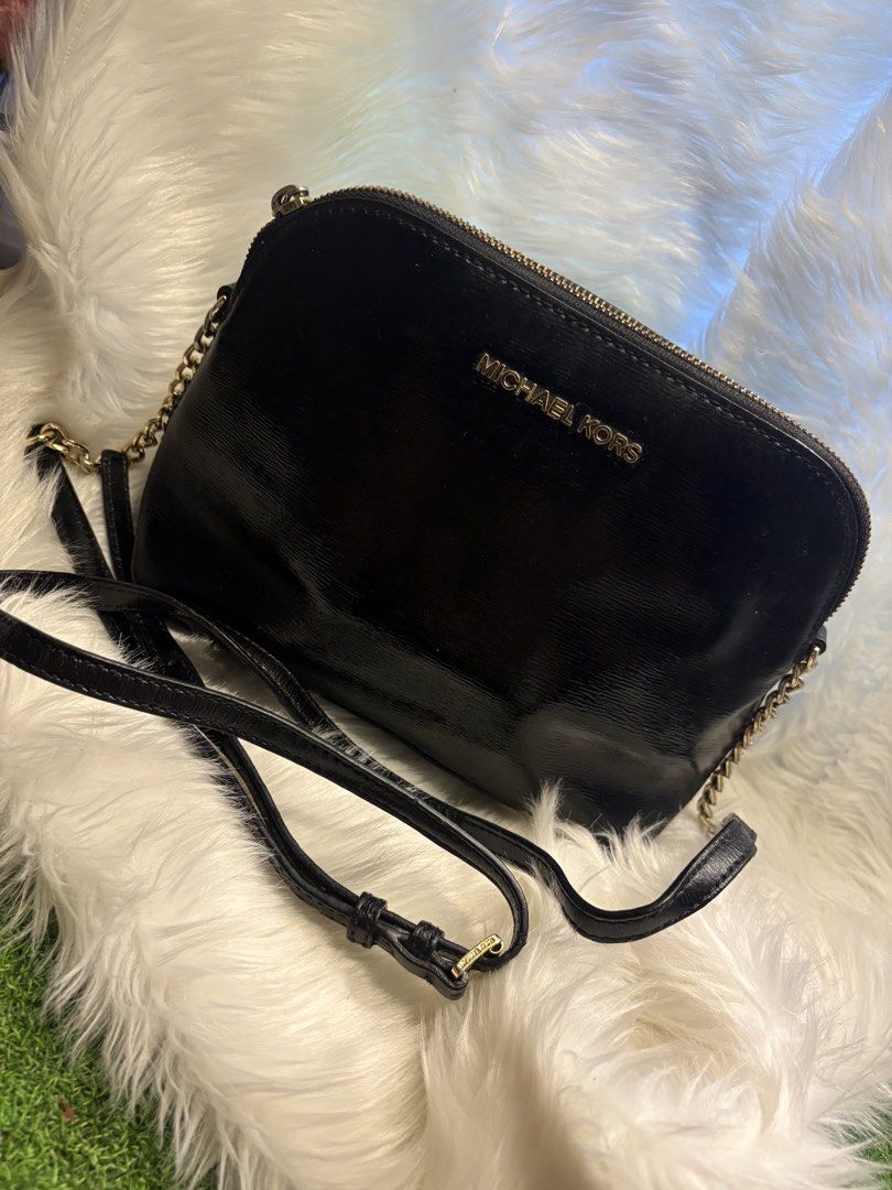 Coded bag super pretty inside and out (Category: Cross-body Bags) located in Davao. Submitted by emmanuelchuamellorin23 (Listing ID 1465193160, Image 1). Description: Mk coded sling bag semi med to med size super ganda inside and out. Makapal mabigat. Ready to use.