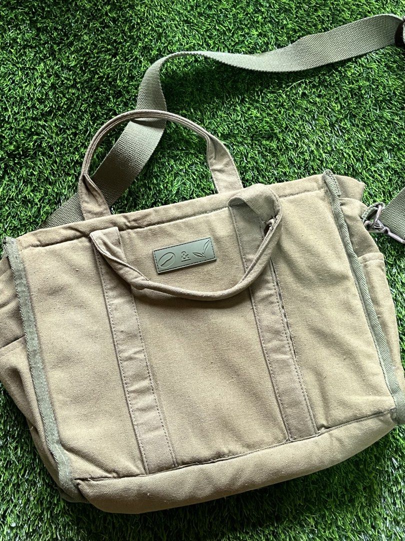 Coffee Bean 2025 Green Tote Bag (Category: Tote Bags) located in Quezon City. Submitted by notabbie (Listing ID 1465271849, Image 1). Description: 🌸 bag has been used a few times only 🌸 no flaws.