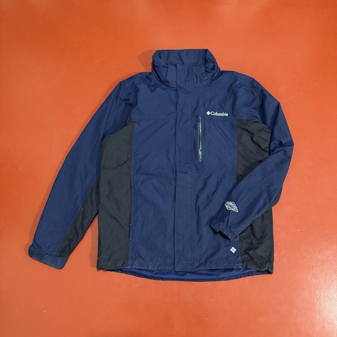 COLUMBIA OMNI TECH OUTDOOR JACKET (Category: Coats, Jackets and Outerwear) located in Pasig City. Submitted by buzzthrifty (Listing ID 1465306313, Image 1). Description: SIZE M-L 22x26 VG CONDITION LAST PIC ISSUE AND WASH KONTI MISSING DETACHABLE HOOD .