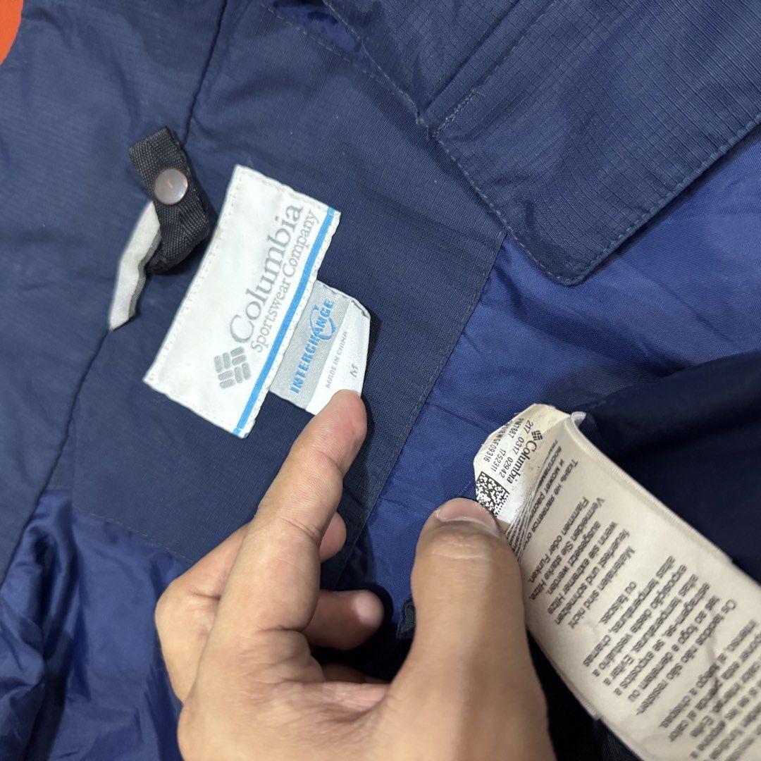 COLUMBIA OMNI TECH OUTDOOR JACKET (Category: Coats, Jackets and Outerwear) located in Pasig City. Submitted by buzzthrifty (Listing ID 1465306313, Image 3). Description: SIZE M-L 22x26 VG CONDITION LAST PIC ISSUE AND WASH KONTI MISSING DETACHABLE HOOD .