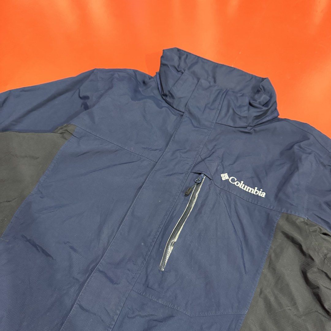 COLUMBIA OMNI TECH OUTDOOR JACKET (Category: Coats, Jackets and Outerwear) located in Pasig City. Submitted by buzzthrifty (Listing ID 1465306313, Image 2). Description: SIZE M-L 22x26 VG CONDITION LAST PIC ISSUE AND WASH KONTI MISSING DETACHABLE HOOD .
