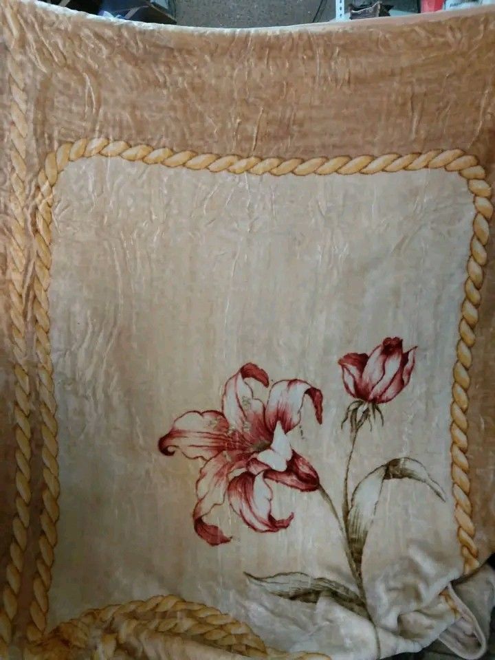 Comforter (Category: Bedding & Towels) located in Manila. Submitted by rubymielbona (Listing ID 1465173201, Image 2). Description: - Color: Cream/beige with red floral print and rope border design - Material: Soft, plush, and fluffy fabric for maximum comfort - Condition: Well-maintained and ready to use - Perfect for daily bed use, extra warmth in air-conditioned rooms, or room styling -🛏️✨ KING SIZE COMFORTER — ₱550 ONLY! ✨ Sulit na sulit! Per