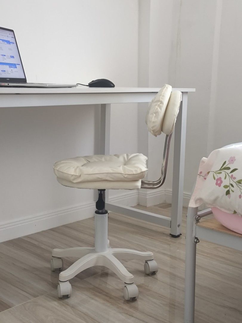 Computer Chair (Category: Chairs) located in Quezon City. Submitted by sellerganda2305 (Listing ID 1465212402, Image 3). Description: Na-receive ko with my table a week ago and it's actually sooo cute and comfy but the thing is it's too small for my big fat ass.