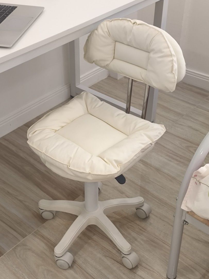 Computer Chair (Category: Chairs) located in Quezon City. Submitted by sellerganda2305 (Listing ID 1465212402, Image 2). Description: Na-receive ko with my table a week ago and it's actually sooo cute and comfy but the thing is it's too small for my big fat ass.