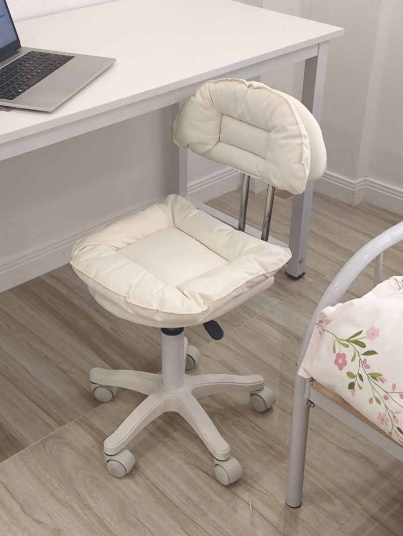 Computer Chair (Category: Chairs) located in Quezon City. Submitted by sellerganda2305 (Listing ID 1465212402, Image 1). Description: Na-receive ko with my table a week ago and it's actually sooo cute and comfy but the thing is it's too small for my big fat ass.