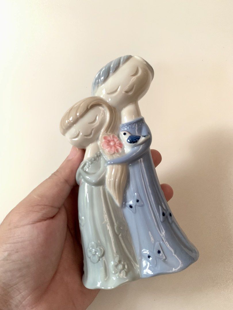 Couple Figurine Bud Vase (Category: Vases & Decorative Bowls) located in Tandag. Submitted by jeason_22 (Listing ID 1465244816, Image 3). Description: • Ceramic material • 7 inches tall • very good condition .