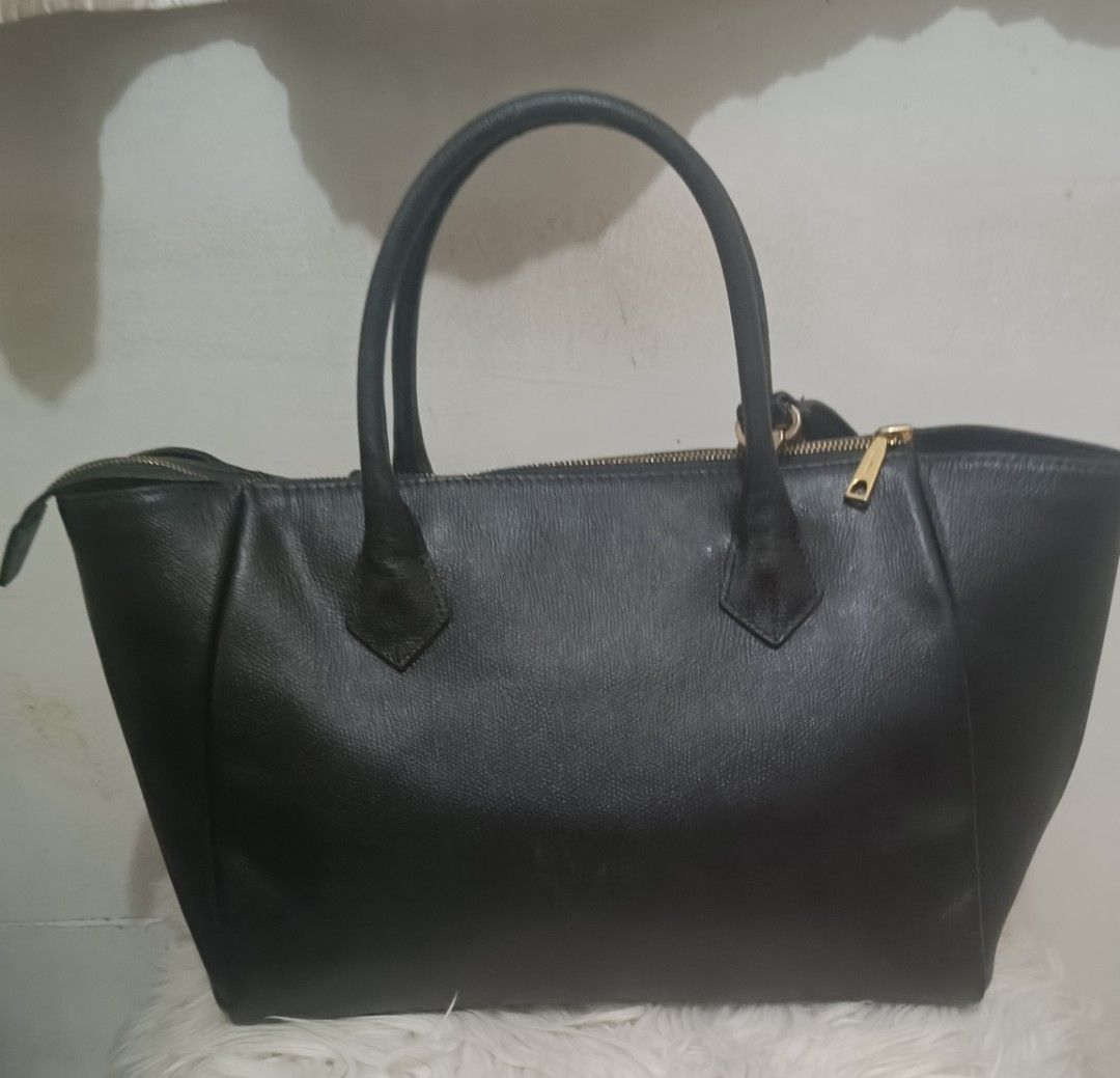 Couronne 2way Leather Bag (Category: Tote Bags) located in Davao. Submitted by naxarugal (Listing ID 1465382581, Image 3). Description: ukay source issue: repainted yong leather sa labas ng body Wala namang bakbak still in good condition.