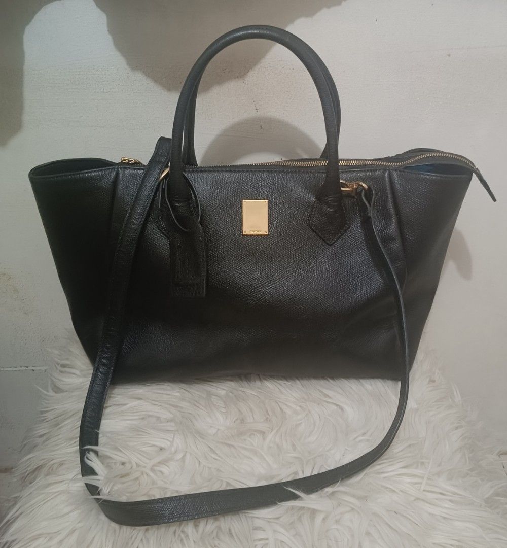 Couronne 2way Leather Bag (Category: Tote Bags) located in Davao. Submitted by naxarugal (Listing ID 1465382581, Image 1). Description: ukay source issue: repainted yong leather sa labas ng body Wala namang bakbak still in good condition.