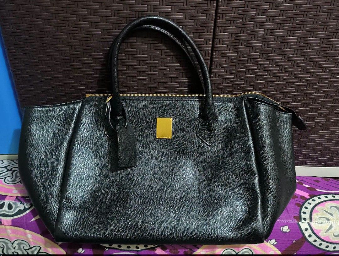Couronne 2way Bag (Category: Tote Bags) located in Quezon City. Submitted by 88bagelya_ni_rhen88 (Listing ID 1465280669, Image 3). Description: with Sling 2way Bag preloved bag .