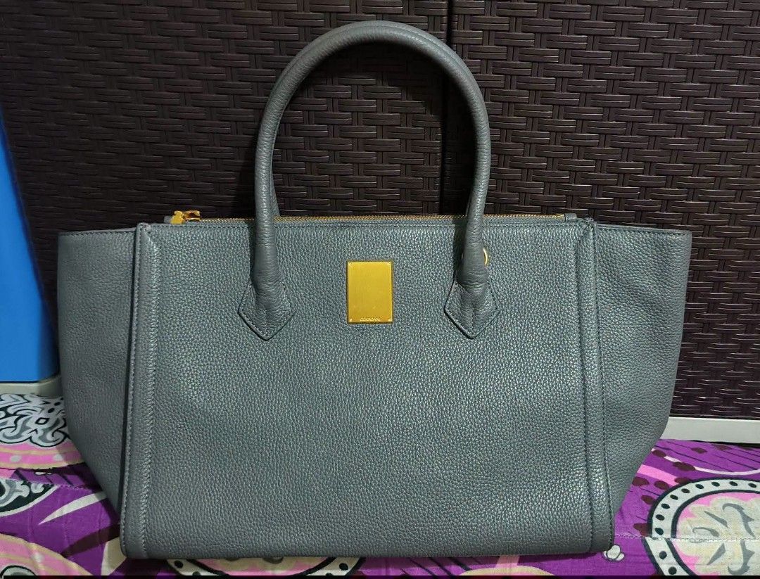 Couronne 2way Bag (Category: Tote Bags) located in Quezon City. Submitted by 88bagelya_ni_rhen88 (Listing ID 1465280669, Image 2). Description: with Sling 2way Bag preloved bag .