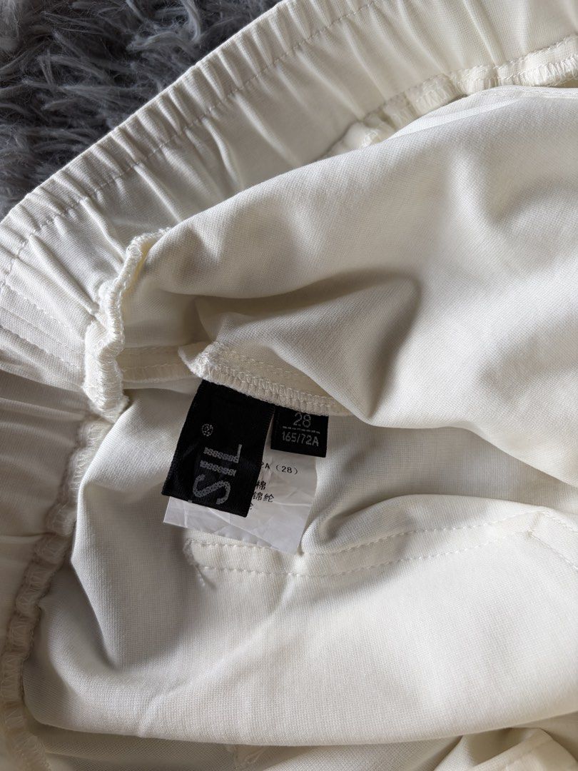 Cream elastic waist trousers with pockets (Category: Other Bottoms) located in Manila. Submitted by kez0020 (Listing ID 1465226028, Image 2). Description: - Color: Neutral off-white / cream - Fit: Straight cut, ankle length with an all-around elastic waistband for comfort - Details: Functional side pockets and clean hem finish - Styling: Effortless slip-on style, perfect for work or casual days out.