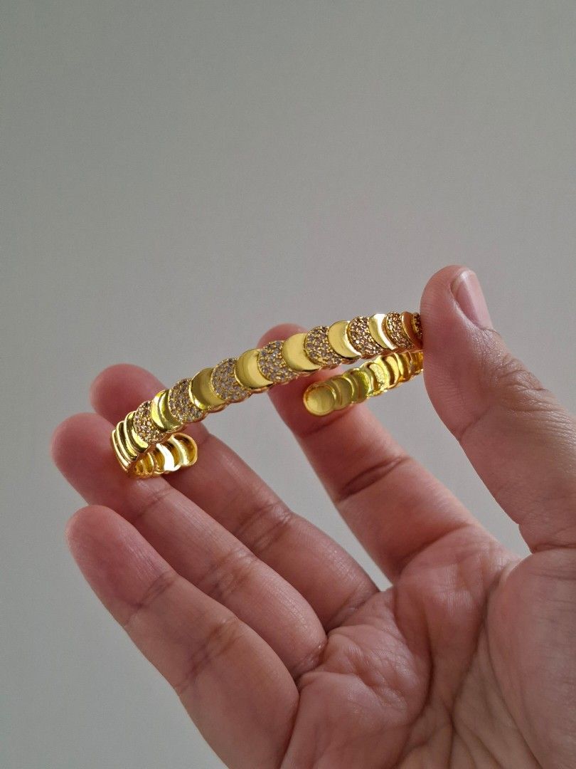 Crescent Moon with Alternating Stone Patterns Bangle Open End Cuff Bracelet (Category: Bracelets) located in Dasmarinas. Submitted by danabrie22 (Listing ID 1465228166, Image 2). Description: adjustable bangle cuff very well-made, excellent crafstmanship 10/10 condition brand new stainless steel & white-colored cubic zirconia stones made in Hongkong.