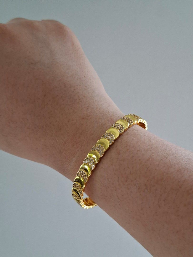 Crescent Moon with Alternating Stone Patterns Bangle Open End Cuff Bracelet (Category: Bracelets) located in Dasmarinas. Submitted by danabrie22 (Listing ID 1465228166, Image 1). Description: adjustable bangle cuff very well-made, excellent crafstmanship 10/10 condition brand new stainless steel & white-colored cubic zirconia stones made in Hongkong.