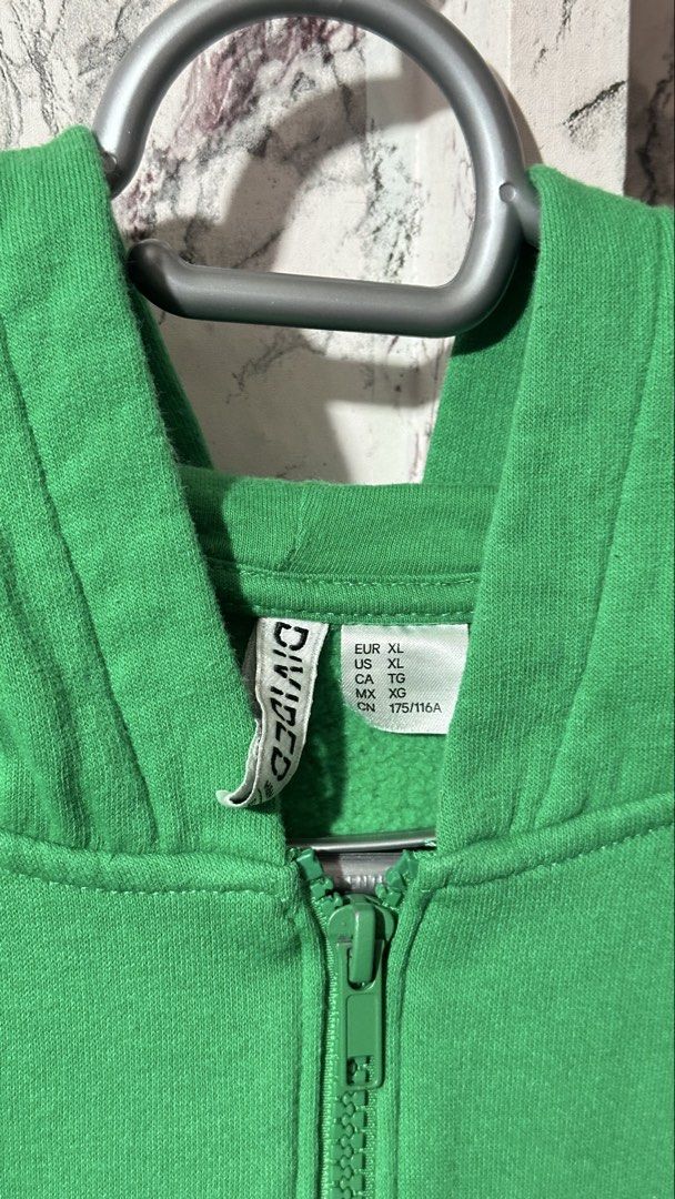 Cropped Hoodie (Category: Coats, Jackets and Outerwear) located in Pasay City. Submitted by kirayychii (Listing ID 1465382121, Image 2). Description: - Good for M-L body size - Cropped - Used but not abused and the color is still bright - No signs of flaw - Fleece lining.