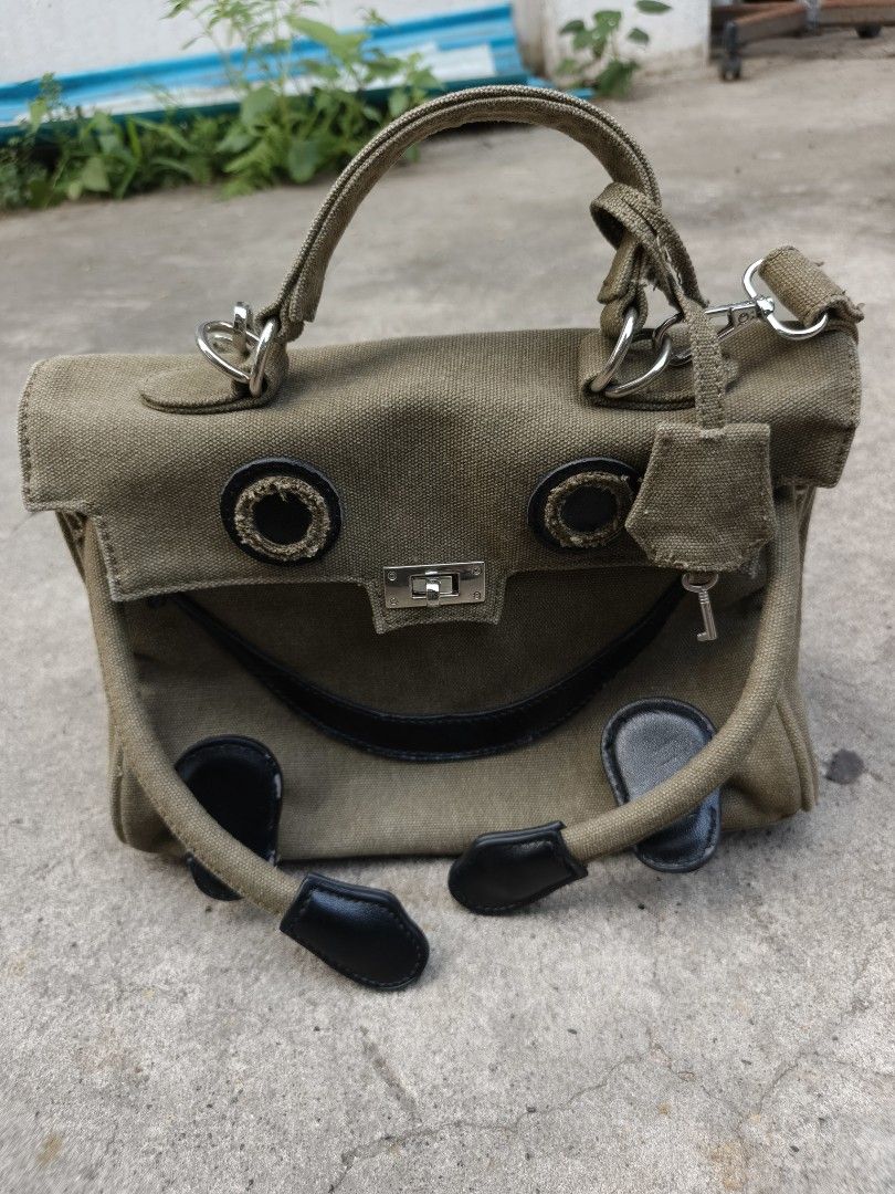 Cute bag (Category: Cross-body Bags) located in Santa Cruz. Submitted by lesterpogs30 (Listing ID 1465248654, Image 1). Description: cute bag inspired by readymade excellent condition.