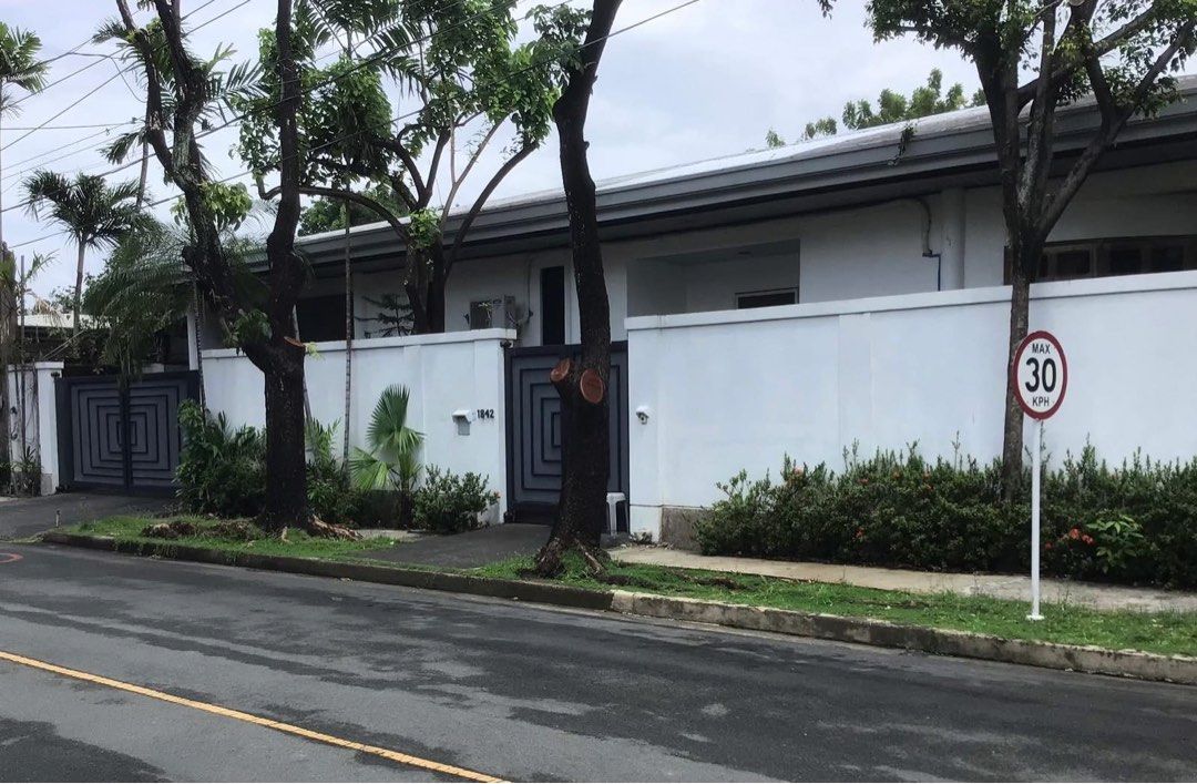 DASMARIÑAS CORNER LOT FOR SALE (Category: Lot) located in Taguig. Submitted by monique.theleadrealty (Listing ID 1465361841, Image 1). Description: Very Prime Dasmariñas Village Corner Lot For Sale Along Dasma Ave 810 sqm FIXED PRICE: 676M CGT included Clean title owned by an individual Frontages facing east & south - very good feng shui Quiet, low traffic location Far from EDSA and Collegio San Agustin Far from perimeter Easy access to all DVA g