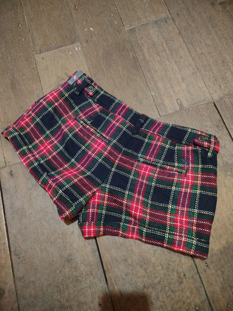Deadstock A&F Checkered lowrist short (Category: Shorts) located in Valencia. Submitted by thriftpingniever (Listing ID 1465378906, Image 2). Description: Deadstock A&F Checkered lowrist short Size 4.