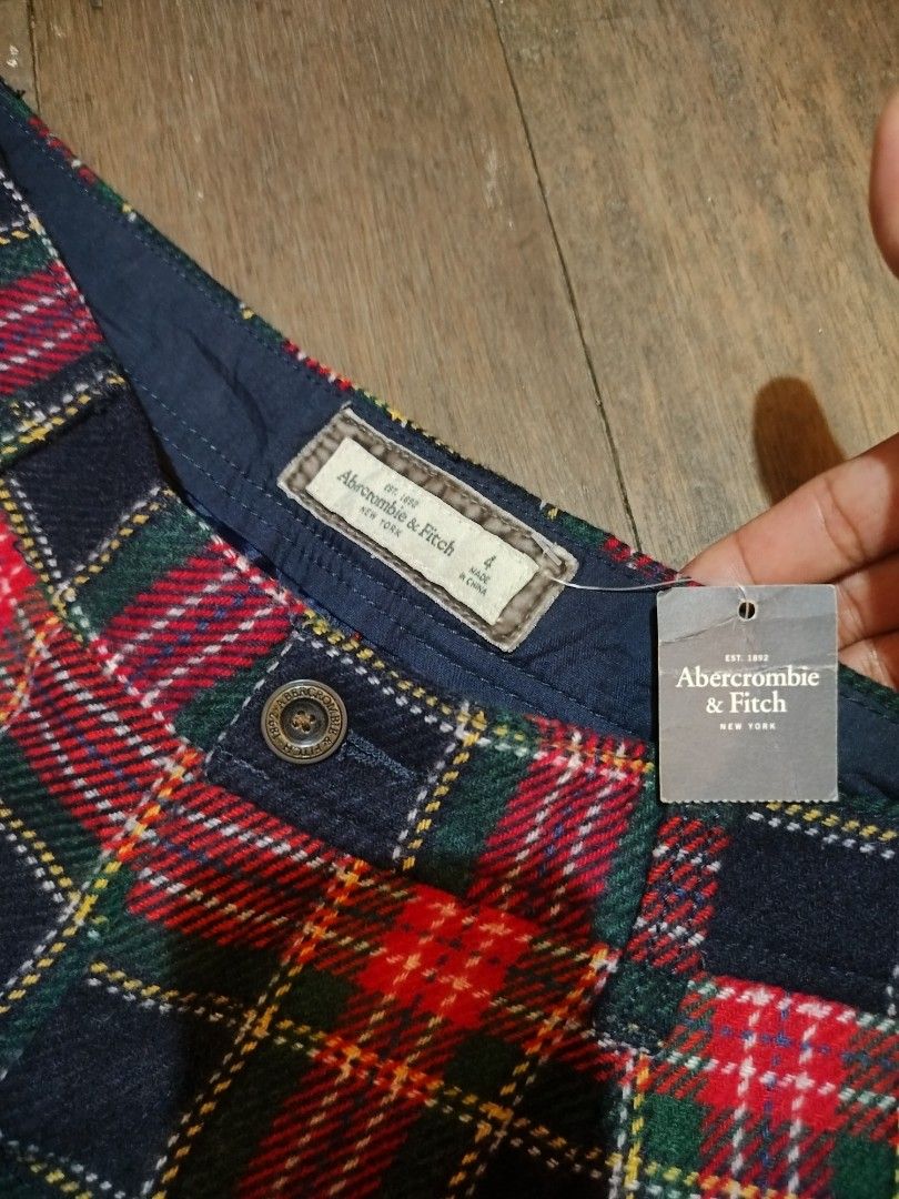 Deadstock A&F Checkered lowrist short (Category: Shorts) located in Valencia. Submitted by thriftpingniever (Listing ID 1465378906, Image 3). Description: Deadstock A&F Checkered lowrist short Size 4.
