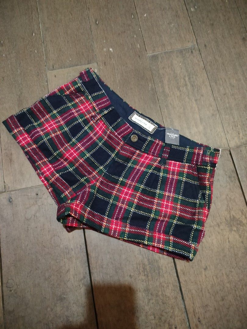 Deadstock A&F Checkered lowrist short (Category: Shorts) located in Valencia. Submitted by thriftpingniever (Listing ID 1465378906, Image 1). Description: Deadstock A&F Checkered lowrist short Size 4.