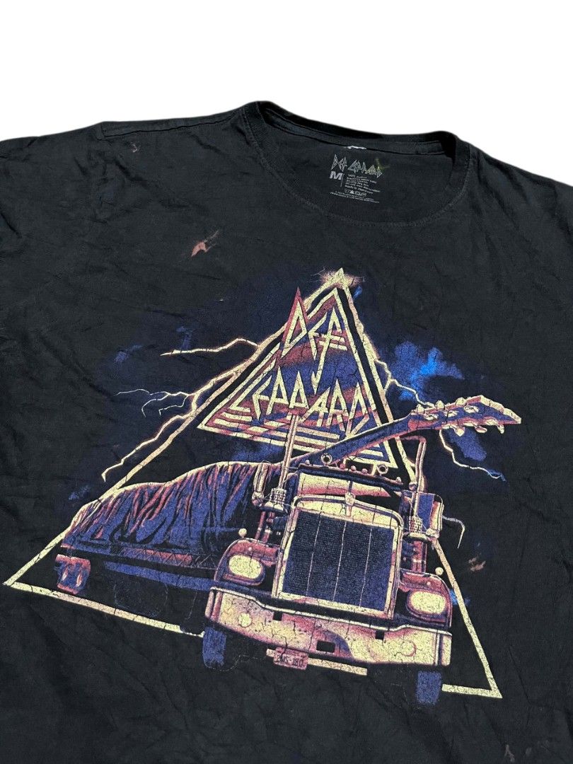 Def Leppard Muscle Tee (Category: Tshirts & Polo Shirts ) located in Bacolod City. Submitted by squarer00ts (Listing ID 1465344326, Image 2). Description: Def Leppard Muscle Tee •Size on tag: Medium •Dimension: Width 19.5 × Length 26 •Issue: Stain, Sign of usage •Need wash.