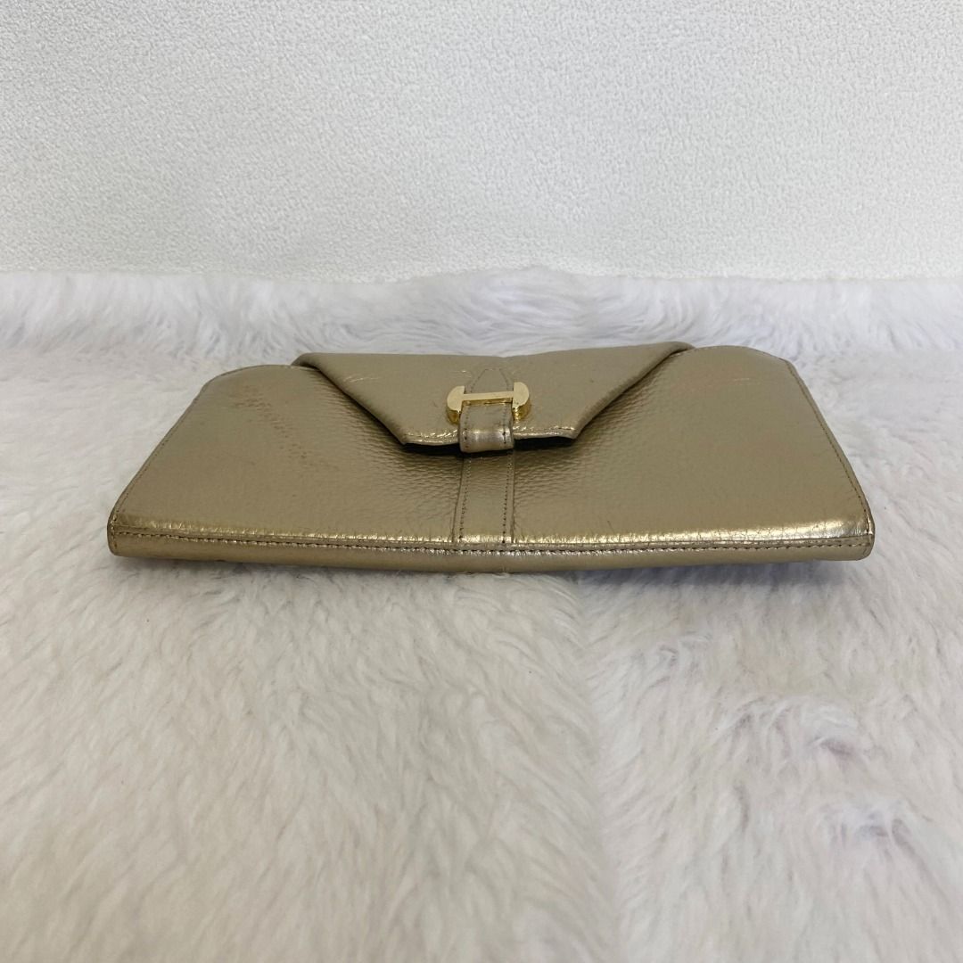 Den Hamano Gold Leather Long Wallet (Category: Wallets & Card holders) located in Cebu City. Submitted by posh_avenue888 (Listing ID 1465301505, Image 3). Description: In very good condition. From Japan. Crafted in genuine leather. 100% authentic!!! 8" x 4"..