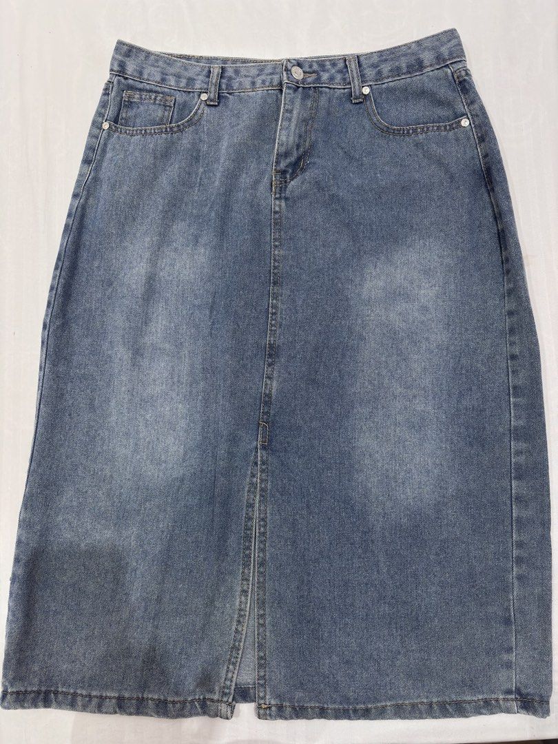 Denim Maxi Skirt (Category: Skirts) located in Manila. Submitted by niellaeun (Listing ID 1465373577, Image 1). Description: RFS: Decluttering Size: 32-33 .