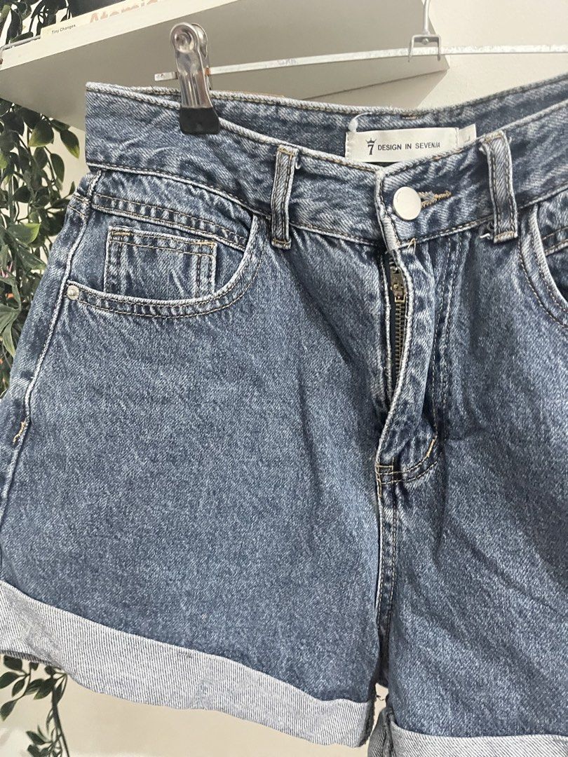 DENIM SHORTS (Category: Shorts) located in Bacoor. Submitted by lemonsandmelons (Listing ID 1465294729, Image 3). Description: fits 26 to 27.