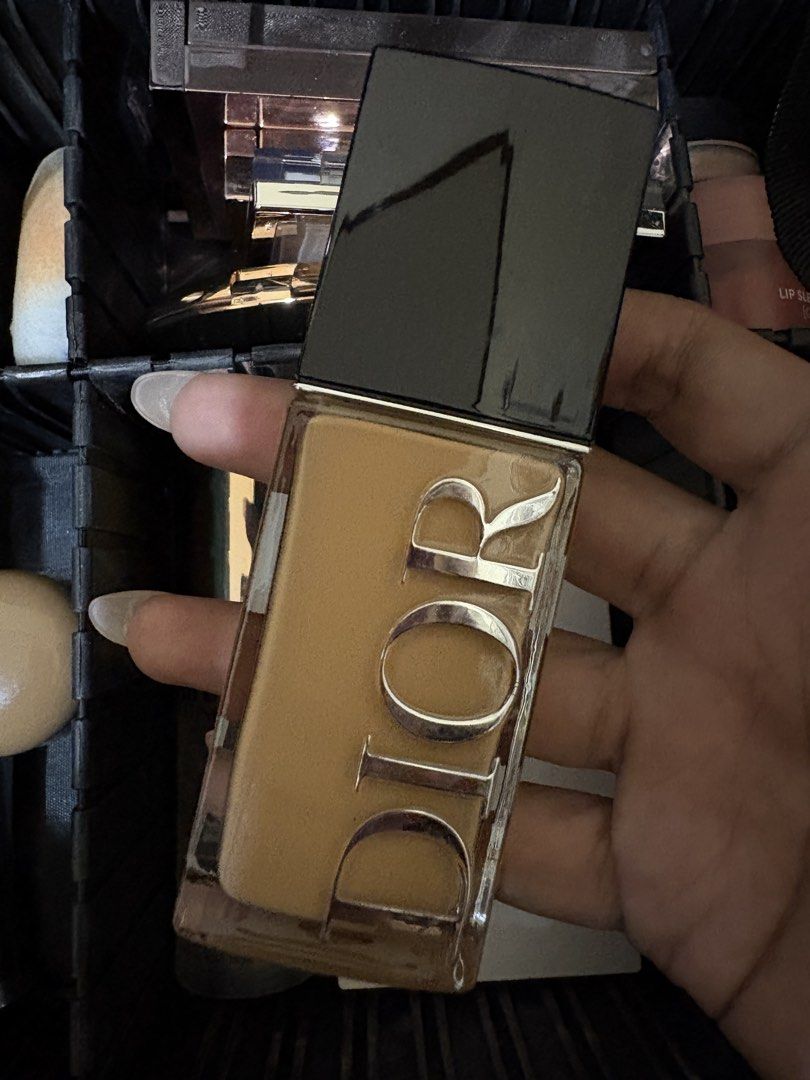 Dior Forever Skin Glow ( 2W ) (Category: Makeup) located in Rizal. Submitted by _notkendall (Listing ID 1465180849, Image 1). Description: - Brand: Dior - Product: Forever Skin Glow Foundation - Shade: 2W (Warm) - Features: 24h wear, radiant glow finish, skincare infused with SPF 25 - Condition: used 1 pump lang tinry ko lang kasi na curious ako hehe - super nice nya aa skin lightweight siya - bought it for 4,500 - 3 mos palang sakin rfs : too ma