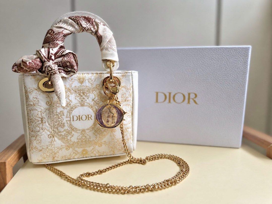 Dior GWP onhand (Category: Luxury Bags & Wallets) located in Bulacan. Submitted by karisma_noverra (Listing ID 1465193999, Image 1). Description: On hand Super nice nito huhu.