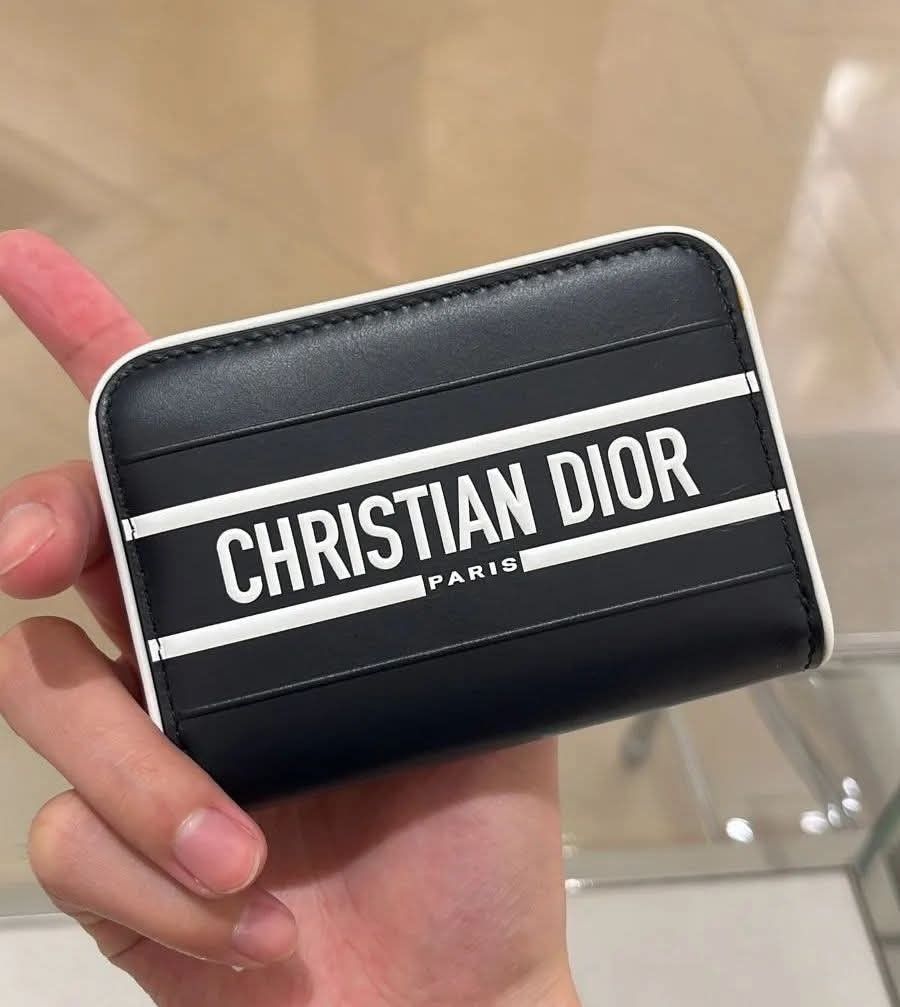 dior vibe card holder (Category: Luxury Bags & Wallets) located in Las Pinas. Submitted by glamdustph (Listing ID 1465281575, Image 1). Description: 💯 authentic relisted item (pre ordered pro no show na si buyer) BNEW cc payment via paypal + 3.9% paypal fee COD w/ minimal dp plus sf thank you.